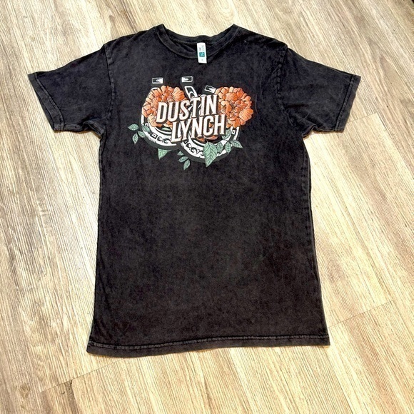 Tops - 🛍️ 2/$12 
DUSTIN LYNCH concert band short sleeve tee shirt. EUC.